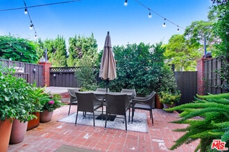 9303 Burton Way in Beverly Hills, CA - Building Photo - Building Photo