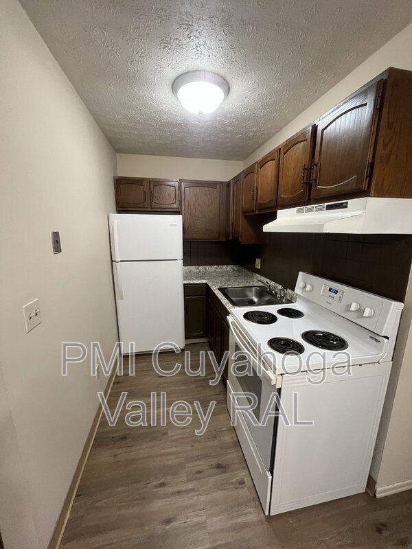 1588-1588 Coventry St in Akron, OH - Building Photo - Building Photo