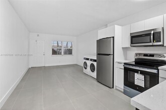 1740 Funston St in Hollywood, FL - Foto de edificio - Building Photo