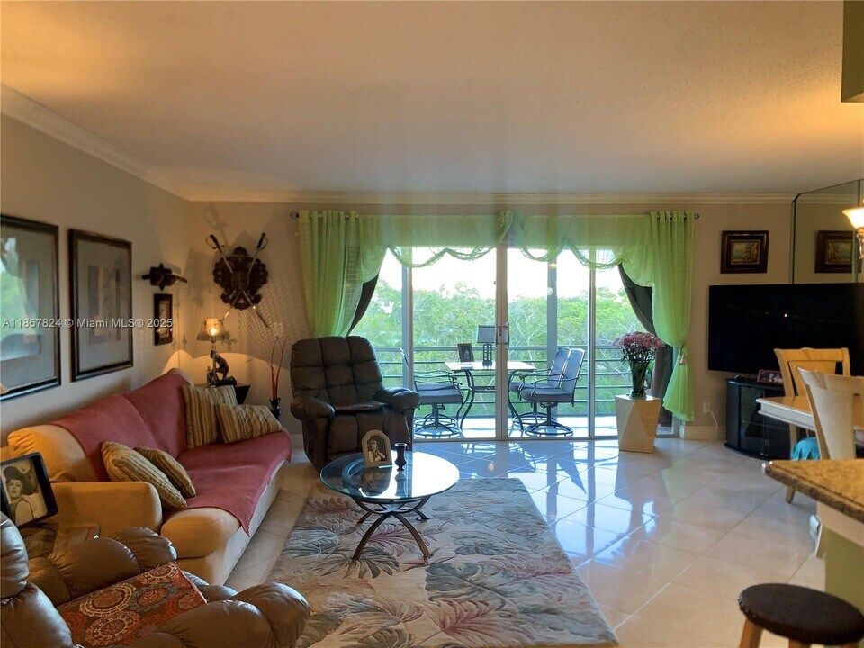 1000 NE 14th Ave in Hallandale Beach, FL - Building Photo