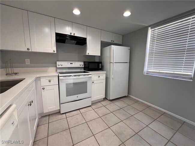 1017 Pine Isle Ln in Naples, FL - Building Photo - Building Photo
