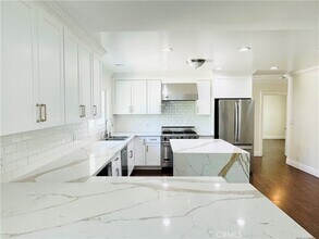 23861 Crosson Dr in Los Angeles, CA - Foto de edificio - Building Photo