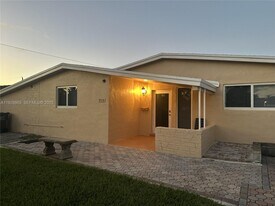 7121 Harding St in Hollywood, FL - Building Photo