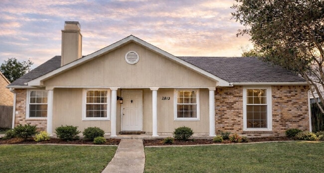 property at 2813 Oxford Ln