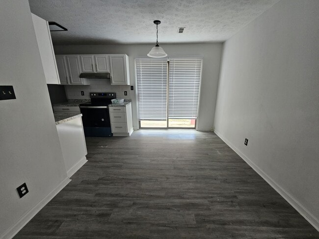 735 Hedgelawn Way in Fayetteville, NC - Building Photo - Building Photo