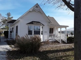 322 Chestnut St in Hawk Point, MO - Building Photo