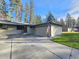 6902 N Old Fort Dr in Spokane, WA - Building Photo