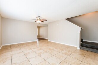 22715 St Thomas Cir in Lutz, FL - Foto de edificio - Building Photo