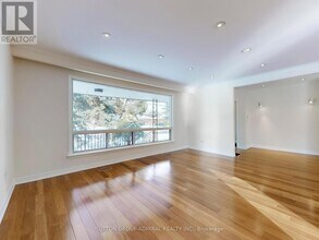 129 Crestwood Rd in Vaughan, ON - Building Photo - Building Photo