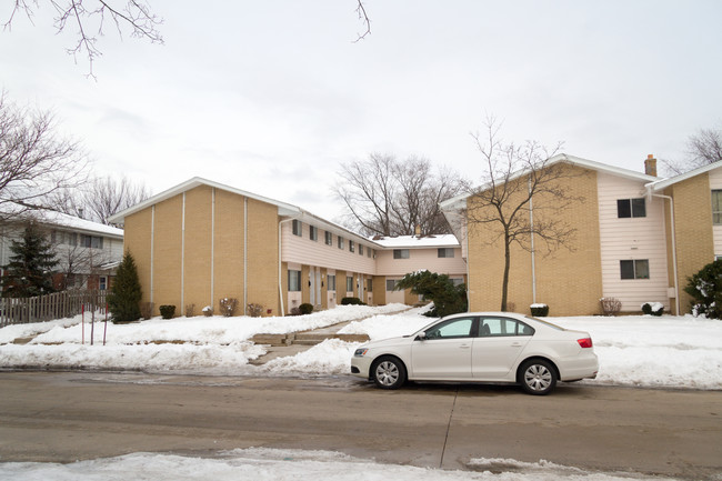 Silver Spring Apartments in Milwaukee, WI - Building Photo - Building Photo