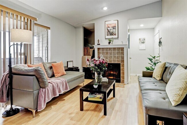 1915 Augusta Dr-Unit -33 in Houston, TX - Building Photo - Building Photo