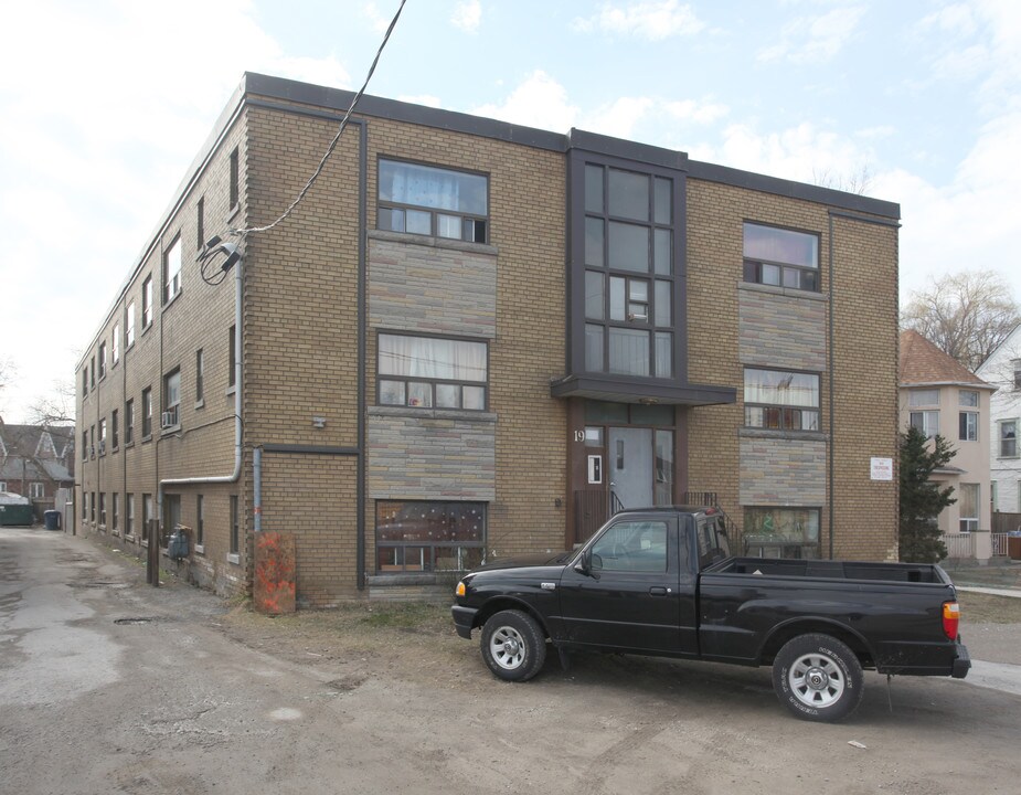 19 Denison Rd E in Toronto, ON - Building Photo