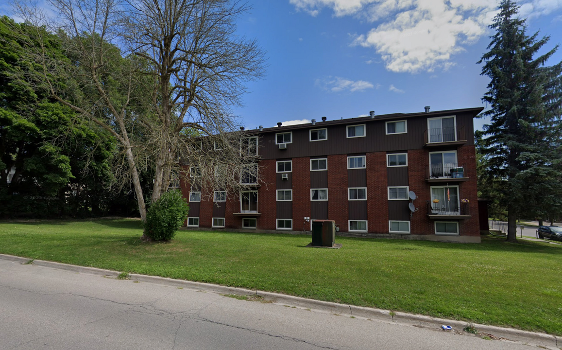 2 Charlotte Pl in Brockville, ON - Building Photo