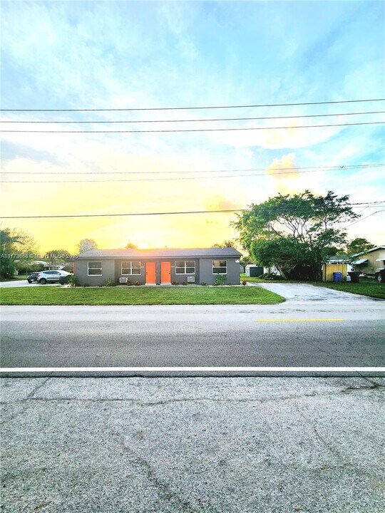 391 NE 42nd Ct in Oakland Park, FL - Building Photo