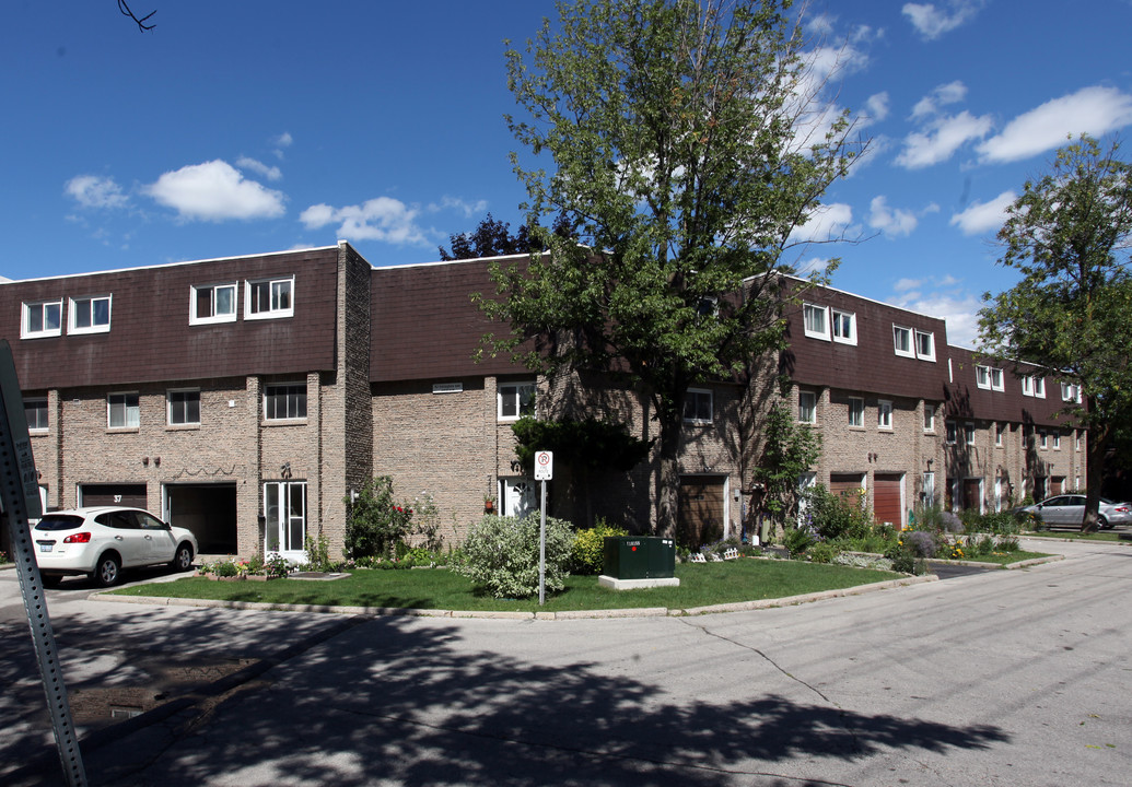 43 Lexington Ave in Toronto, ON - Building Photo