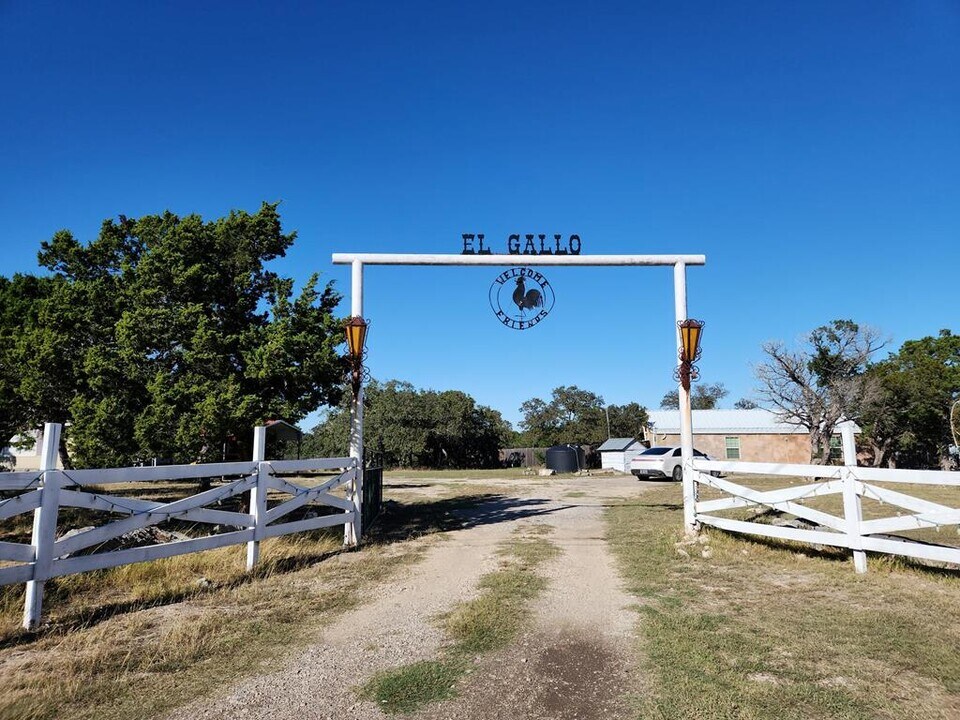 90 Turkey Spur in Kerrville, TX - Building Photo