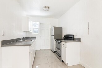 9800 East Bay Harbor Drive in Bay Harbor Islands, FL - Foto de edificio - Interior Photo