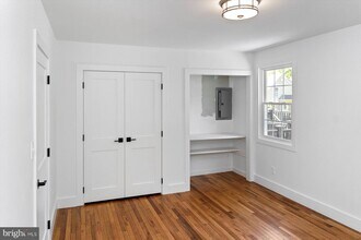 1 N Main St-Unit -APT 1 in Stockton, NJ - Foto de edificio - Building Photo