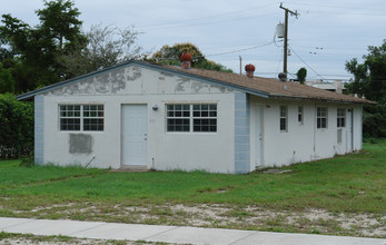 230 Palm Ct in Delray Beach, FL - Building Photo - Building Photo