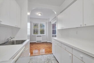 45 Popham Rd in Scarsdale, NY - Building Photo - Building Photo