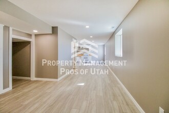 45 N Vlg Pk Dr in Layton, UT - Building Photo - Building Photo