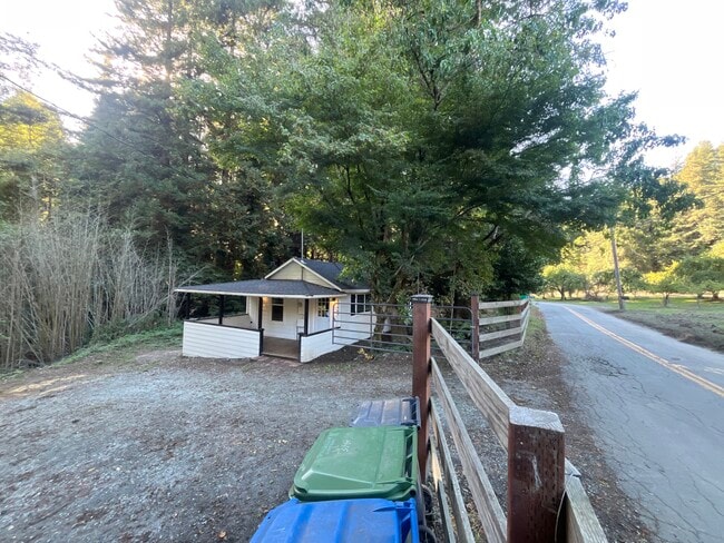 1946 Green Valley Rd in Watsonville, CA - Building Photo - Building Photo