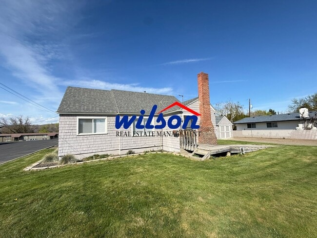 property at 2605 W Lincoln Ave