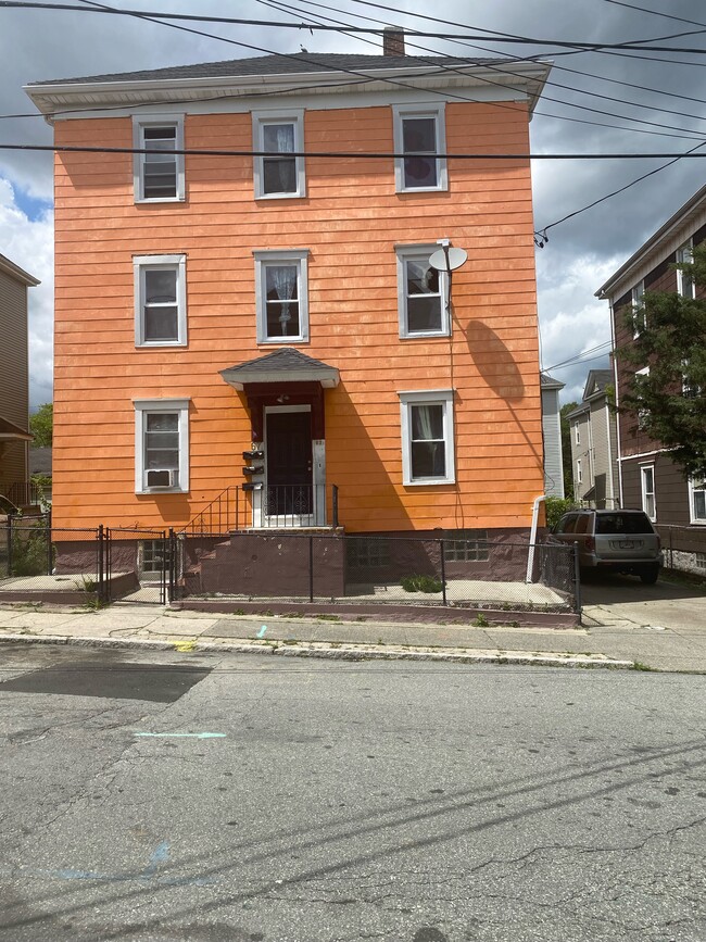 67 Clark St, Unit 2nd in New Bedford, MA - Foto de edificio - Building Photo