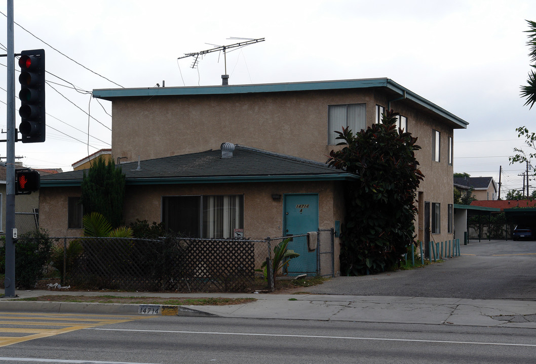 14714 Inglewood Ave in Hawthorne, CA - Foto de edificio