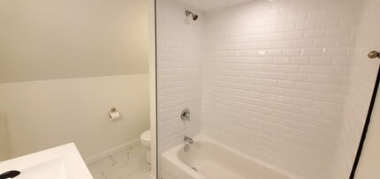 39 Dunbar St in Belleville, ON - Building Photo - Building Photo