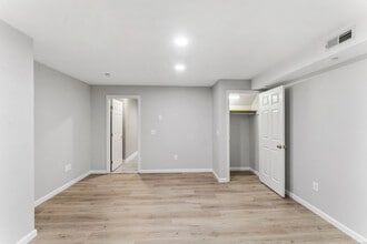 4 Dover Cir in Newtown, CT - Building Photo - Building Photo