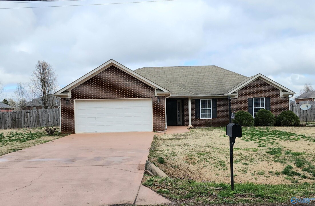 377 Robinson Rd in Huntsville, AL - Building Photo