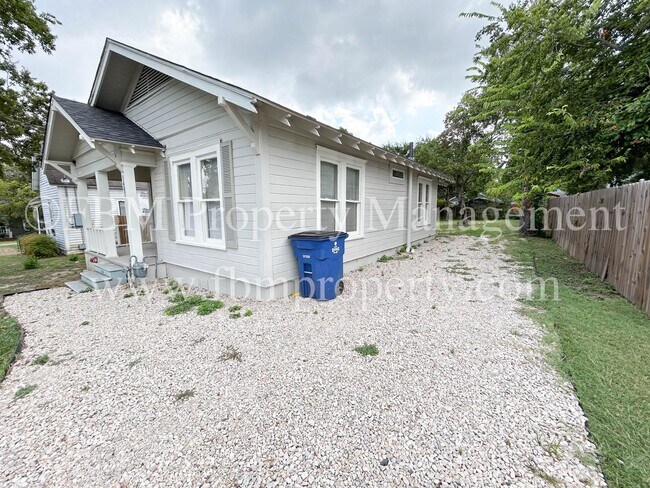 1407 N Preston St in Ennis, TX - Building Photo - Building Photo