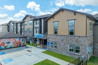 Lapiz Flats Apartments in Grand Prairie, TX - Foto de edificio - Building Photo