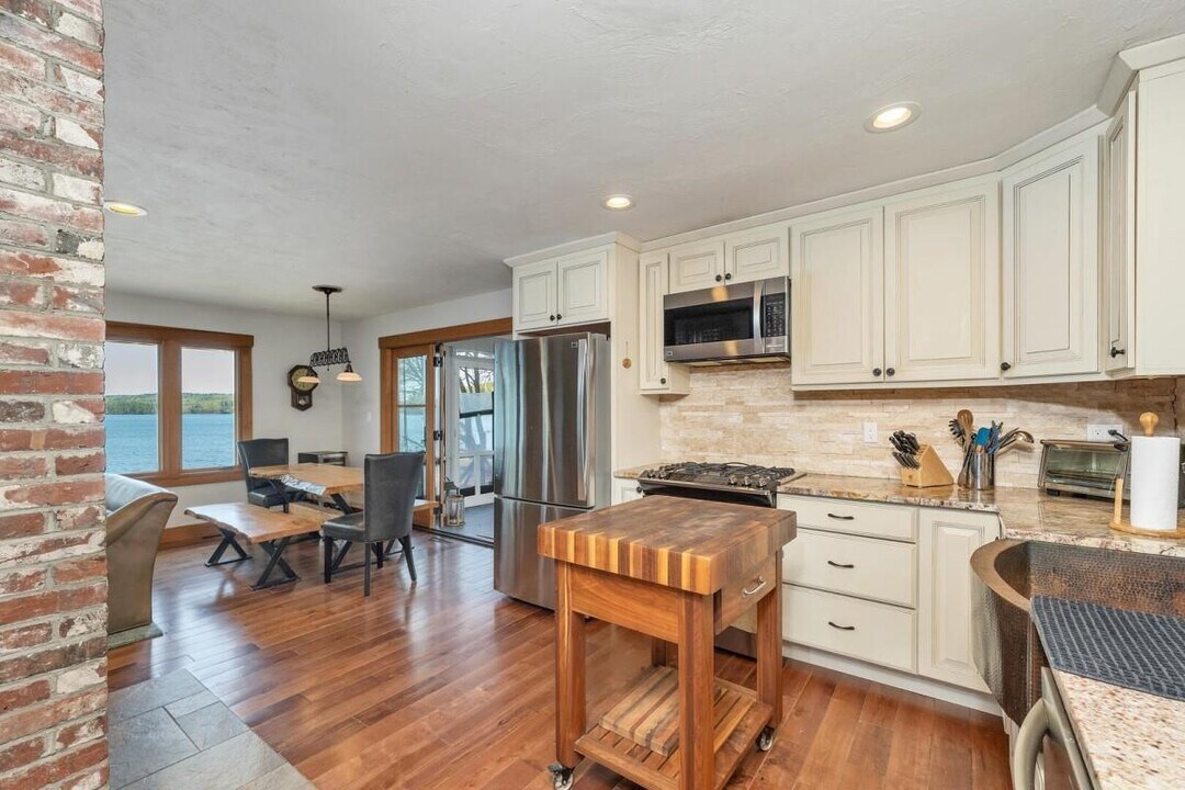 19 Mirror Lake Dr in Tuftonboro, NH - Building Photo