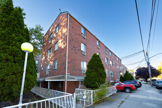 16021 Sanford Ave in Flushing, NY - Foto de edificio - Building Photo