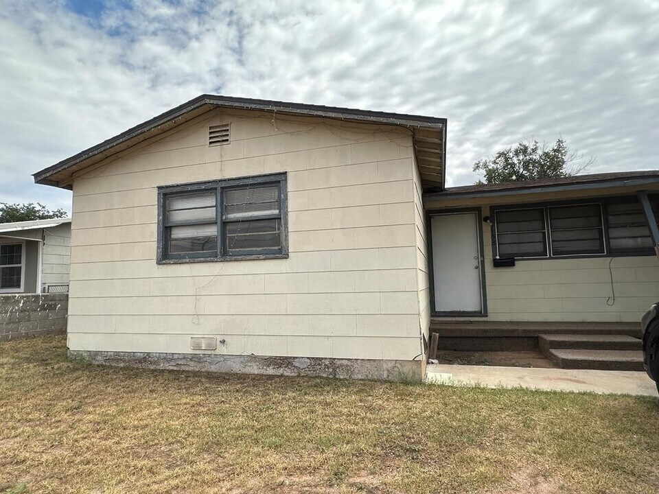 1108 E 42nd St in Odessa, TX - Building Photo