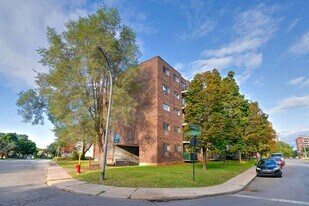 5460 Sunnybrooke Ave in Côte-St-Luc, QC - Building Photo