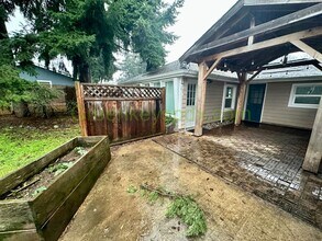 6935 SE Crystal Springs Blvd in Portland, OR - Building Photo - Building Photo