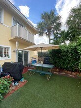 2098 NE 167th St in North Miami Beach, FL - Building Photo - Building Photo