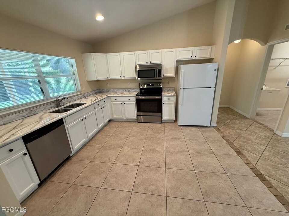 919 Berg St E in Lehigh Acres, FL - Building Photo