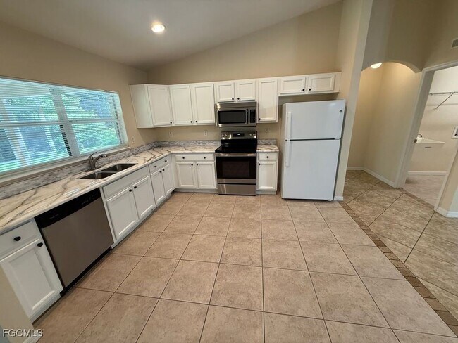 919 Berg St E in Lehigh Acres, FL - Building Photo - Building Photo