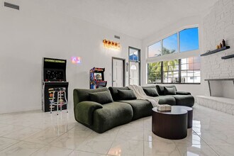 20140 NE 25th Ct in Miami, FL - Building Photo - Building Photo