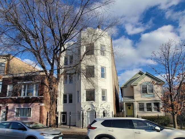 property at 1123 N Mozart St