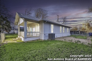 1108 N Flores St in San Antonio, TX - Building Photo