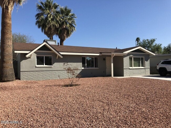 property at 1322 E Morten Ave