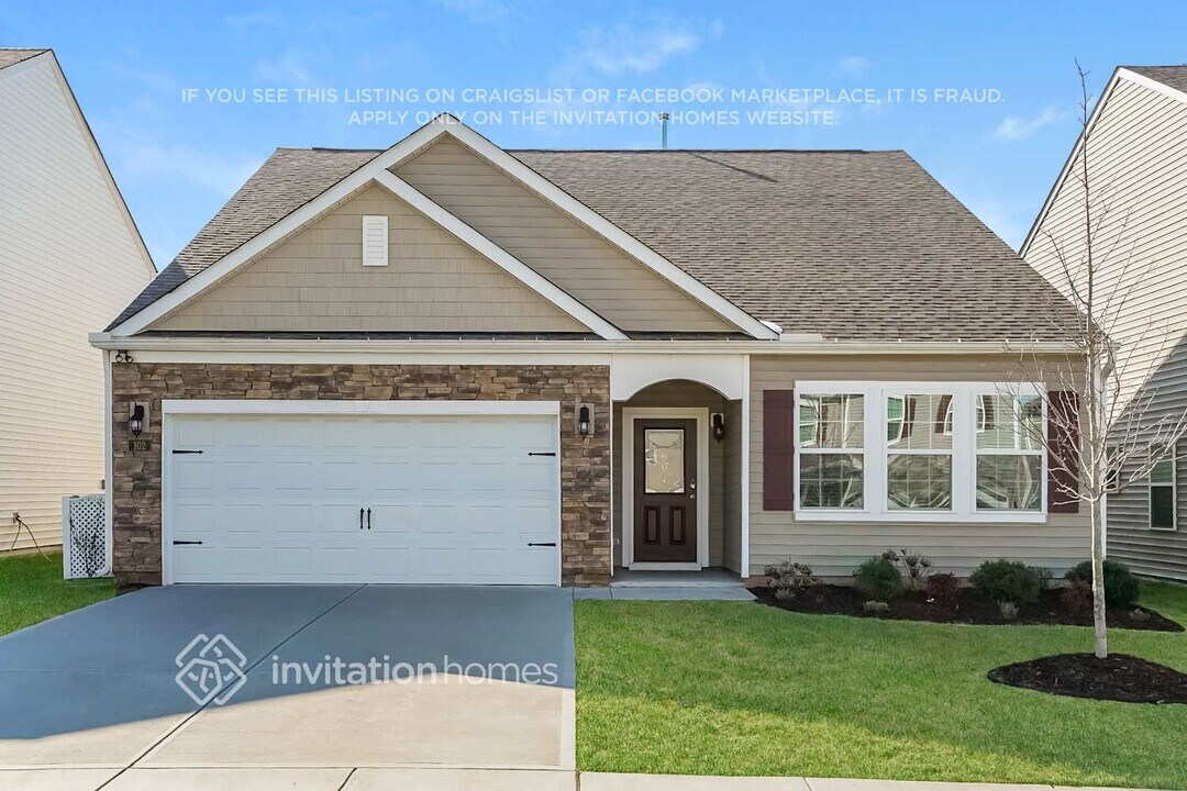 102 Relict Dr in Clayton, NC - Building Photo