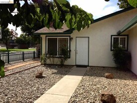 425 N Hickory Ave in Tracy, CA - Building Photo