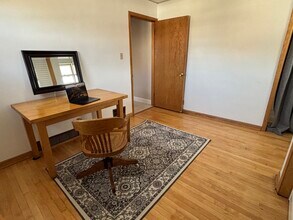 2471 N 66th St, Unit Upper in Wauwatosa, WI - Foto de edificio - Building Photo