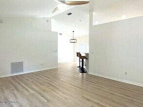 1047 S Myrtle Ave in New Smyrna Beach, FL - Building Photo - Building Photo